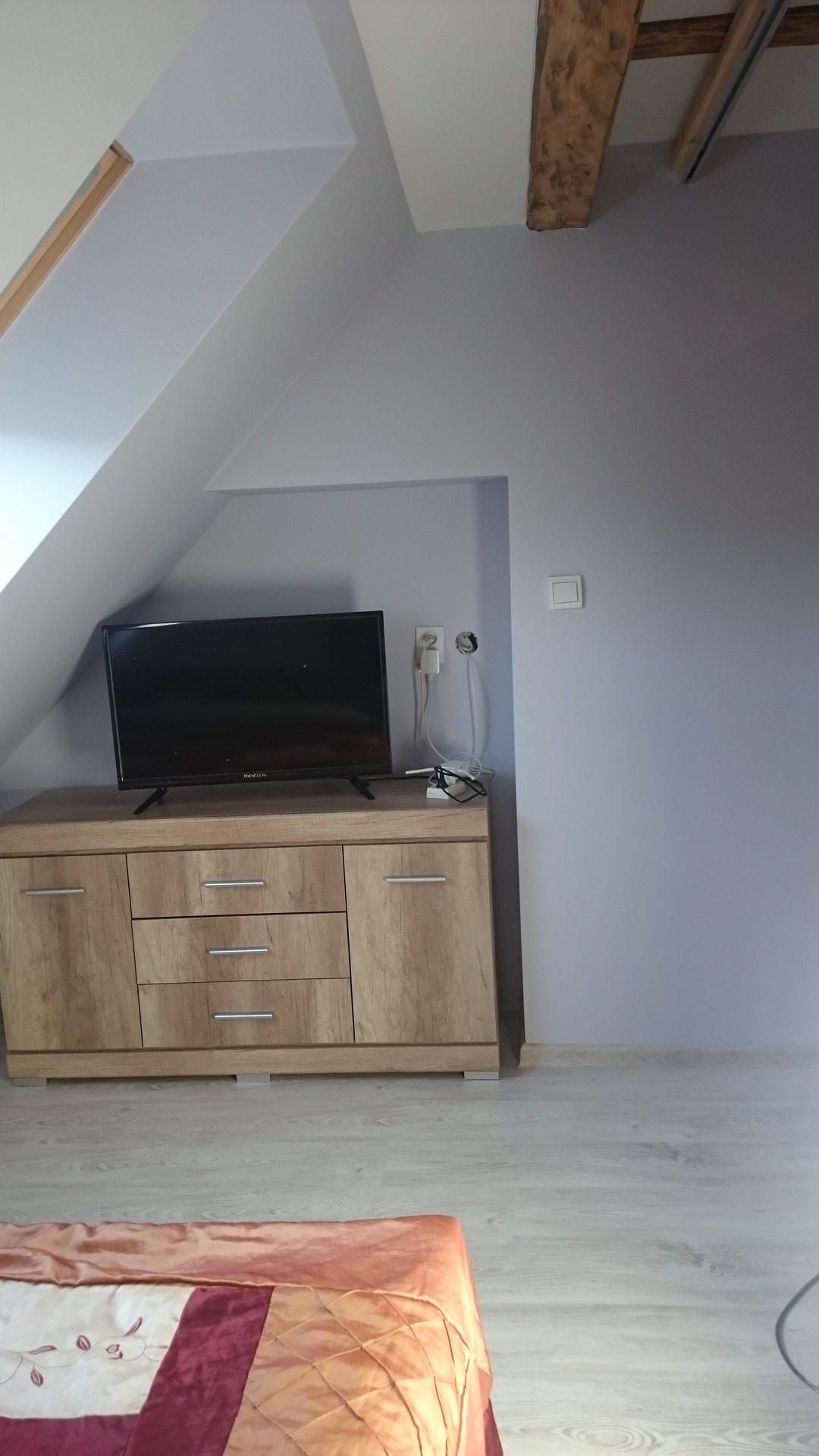 Komoda i telewizor pod skosem w Apartamencie nr 3