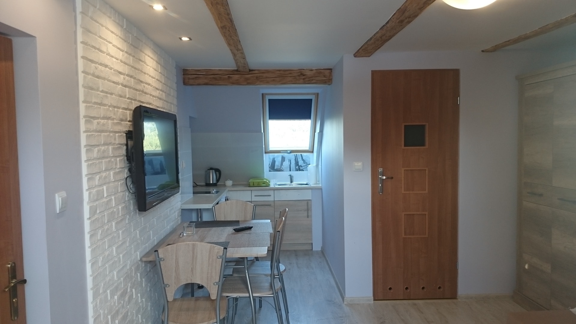 Widok na kuchnię i drzwi w Apartamencie nr 3