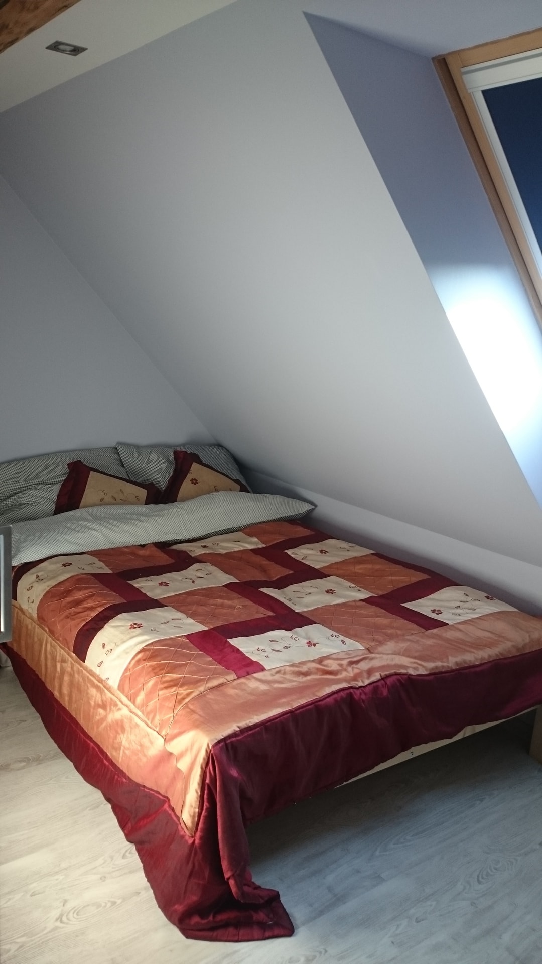 Wygodne łóżko małżeńskie w Apartamencie nr 3