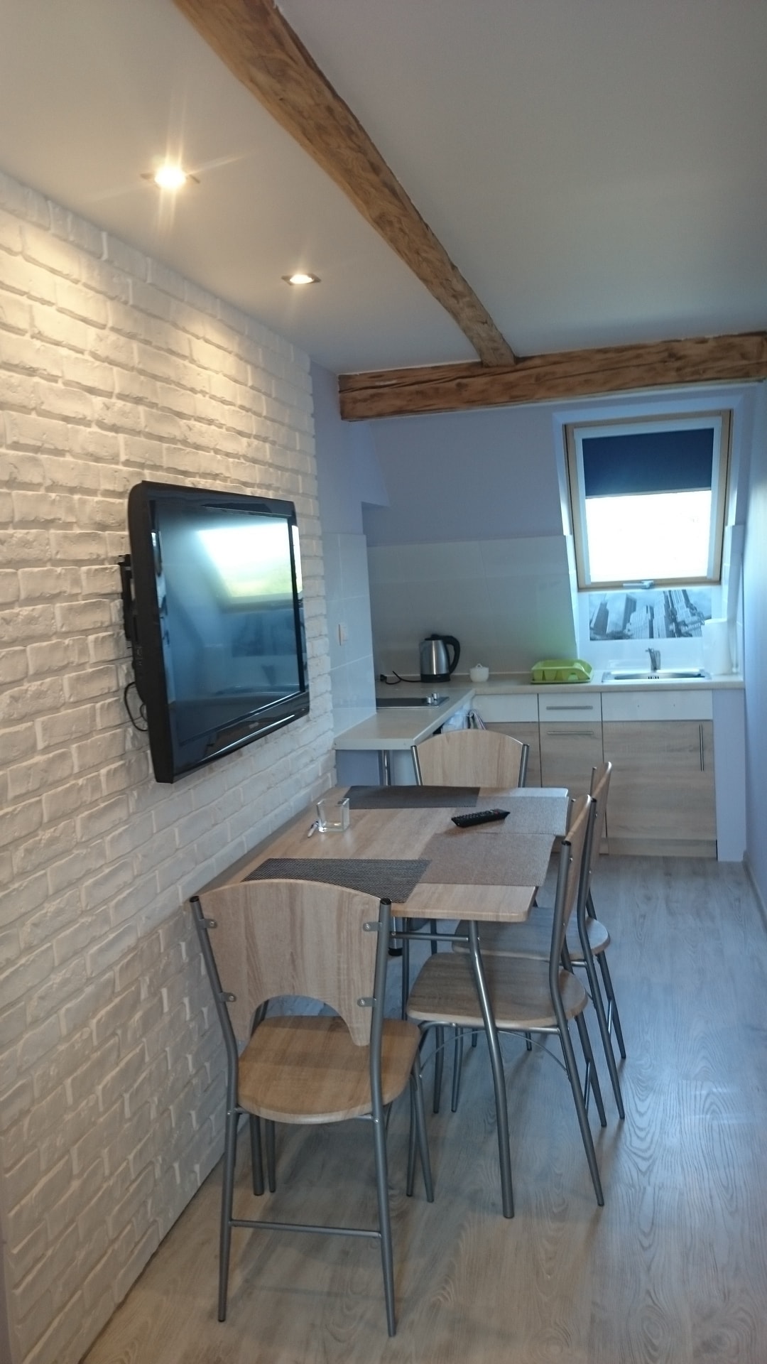 Aneks kuchenny i stół jadalniany w Apartamencie nr 3